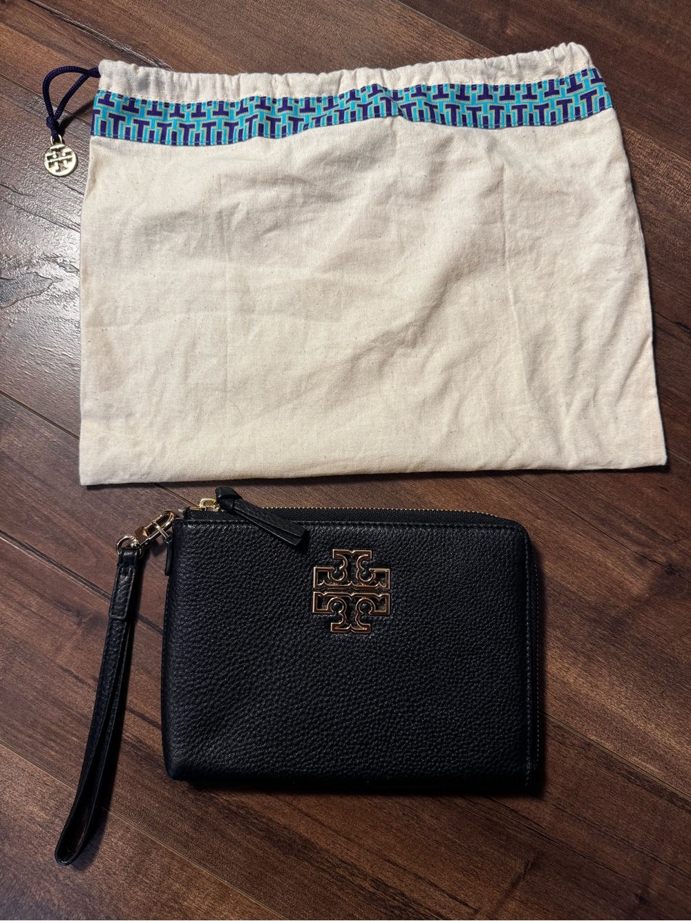 Tory Burch Black Pebbled Leather Wristlet with Gold Logo - Picture 5 of 5